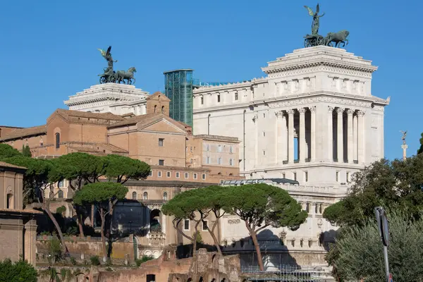Venedik Meydanı 'ndaki Victor Emmanuel II Anıtı (Monumento Nazionale a Vittorio Emanuele II). Propylaea, Roma, İtalya 'nın tepesindeki Birlik Quadriga' sı