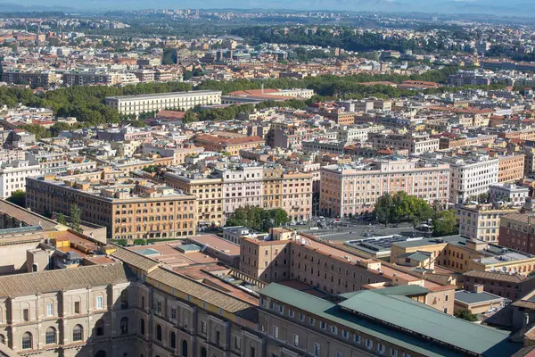 Vatikan; Roma; İtalya - 9 Ekim 2020: Saint Peter Bazilikası 'nın Kubbe' sinden havadan bakış, yoğun kentsel gelişim