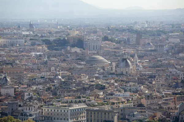 Vatikan; Roma; İtalya - 9 Ekim 2020: Saint Peter Bazilikası 'nın Kubbe' sinden havadan bakış, yoğun kentsel gelişim