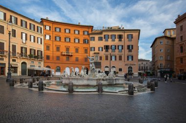 Roma, İtalya - 9 Ekim 2020: 16. yüzyıl mermer Neptün Çeşmesi (Fontana del Nettuno) Piazza Navona 'da yer almaktadır. Ahtapotla savaşan Neptün heykeli