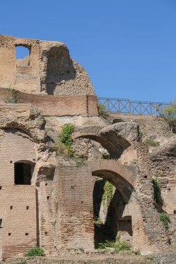 Palatine Hill, birkaç önemli antik binanın kalıntılarının manzarası. Palatine Tepesi, Roma 'nın yedi tepesinin en merkezidir ve Roma, İtalya' nın en eski bölgelerinden biridir.
