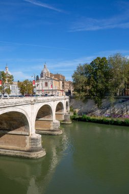 Roma, İtalya - 9 Ekim 2020: Ponte Cavour, Tiber Nehri üzerindeki anıtsal köprü, Hırvat Kilisesi 'nin Aziz Jerome' u