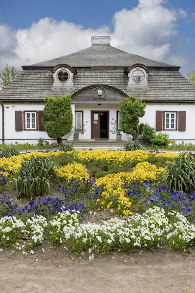 Lublin, Polonya - 23 Mayıs 2022: 18. yüzyıl Malikânesi Lublin Açık Hava Köyü Müzesi 'nden Zyrzyn' e. Eski Lublin Eyaletinden mimari ve etnografik koleksiyon eserleri