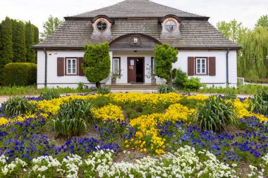 Lublin, Polonya - 23 Mayıs 2022: 18. yüzyıl Malikânesi Lublin Açık Hava Köyü Müzesi 'nden Zyrzyn' e. Eski Lublin Eyaletinden mimari ve etnografik koleksiyon eserleri