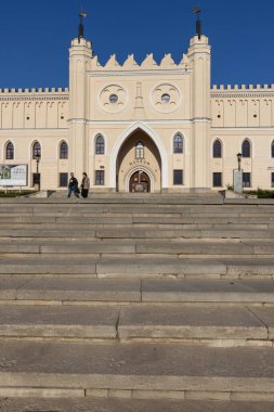 Lublin, Polonya - 23 Mayıs 2022: Lublin Kalesi cephesi, binanın neo-gotik bölümünün ana giriş kapısı. Polonya 'nın en eski korunmuş kraliyet konutlarından biridir.