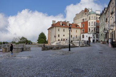 Lublin, Polonya - 23 Mayıs 2022: Eski Kilise Meydanı (Plac po farze) Orta Çağ Aziz Michael Kilisesi kalıntıları