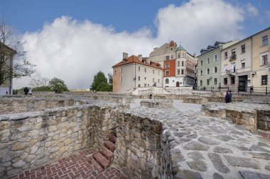 Lublin, Polonya - 23 Mayıs 2022: Eski Kilise Meydanı 'ndaki Ortaçağ Aziz Michael Kilisesi' nin kalıntıları (Plac po farze)