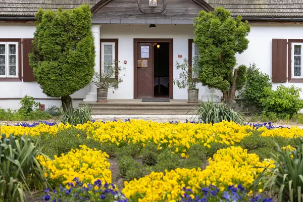 Lublin, Polonya - 23 Mayıs 2022: 18. yüzyıl Malikânesi Lublin Açık Hava Köyü Müzesi 'nden Zyrzyn' e. Eski Lublin Eyaletinden mimari ve etnografik koleksiyon eserleri