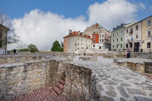 Lublin, Polonya - 23 Mayıs 2022: Eski Kilise Meydanı 'ndaki Ortaçağ Aziz Michael Kilisesi' nin kalıntıları (Plac po farze)