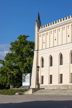 Lublin, Polonya - 23 Mayıs 2022: Lublin Kalesi, binanın neo-gotik bölümünün ana giriş kapısı ile ön cephe. Polonya 'nın en eski korunmuş kraliyet konutlarından biridir.