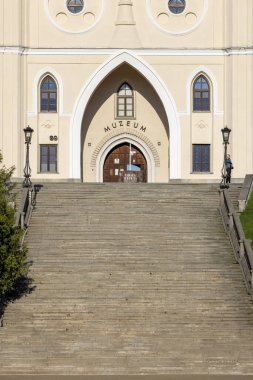 Lublin, Polonya - 23 Mayıs 2022: Lublin Kalesi cephesi, binanın neo-gotik bölümünün ana giriş kapısı. Polonya 'nın en eski korunmuş kraliyet konutlarından biridir.