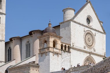 Assisi, İtalya - 12 Haziran 2025: Assisi Aziz Francis Bazilikası, Saint Francis Aşağı Plaza 'dan görülmektedir. Burası Aziz Francis 'in mezarlığı ve ünlü hac yeri.