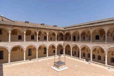 Assisi, İtalya - 12 Haziran 2025: Sacro Convento Friary 'nin çarşı avlusu, 13. yüzyıl Assisi Bazilikası. Şu anda büyük bir kütüphaneye ev sahipliği yapıyor. 