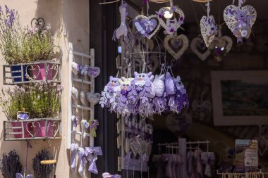 Assisi, İtalya - 12 Haziran 2025: Dışarıda renkli hediyelik eşyalar sergilenen büyüleyici lavanta dükkanı