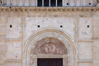Assisi, İtalya - 12 Haziran 2025: Romanesk 12. yüzyıl Assisi Katedrali (Cattedrale di San Rufino di Assisi)