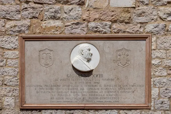 Assisi, İtalya - 12 Haziran 2025: Aşağı Plaza 'da görülen Assisi Aziz Francis Bazilikası Sacro Convento Manastırı' nın duvarında Papa 16.. 