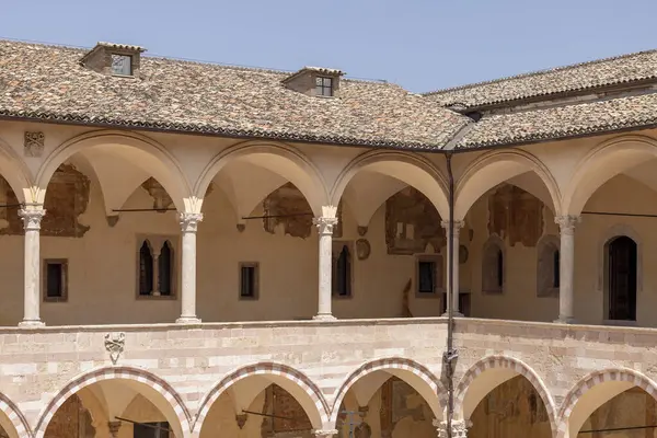 Assisi, İtalya - 12 Haziran 2025: Sacro Convento Friary 'nin çarşı avlusu, 13. yüzyıl Assisi Bazilikası. Şu anda büyük bir kütüphaneye ev sahipliği yapıyor. 