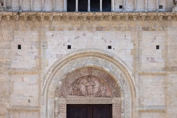 Assisi, İtalya - 12 Haziran 2025: Romanesk 12. yüzyıl Assisi Katedrali (Cattedrale di San Rufino di Assisi)