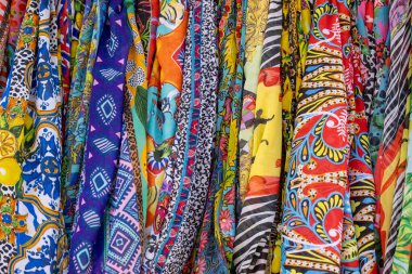 Değişik desenler ve dokularda renkli kumaş katmanları olan canlı tekstil arkaplanı, renkli ve tasarımlı zengin duvar halısı, kapat