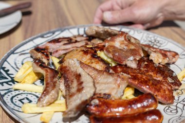 İspanya, Endülüs 'ten geleneksel İspanyol barbekü tabağında domuz pirzolası, sosis ve sucukla karışık İber parrillada.