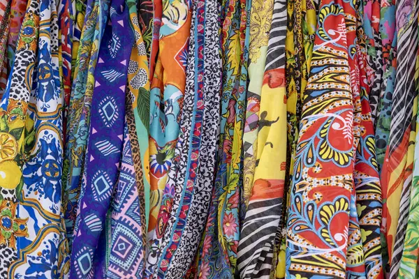 Değişik desenler ve dokularda renkli kumaş katmanları olan canlı tekstil arkaplanı, renkli ve tasarımlı zengin duvar halısı, kapat