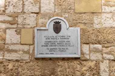 Malta, Mdina - 15 Nisan 2025: Torre dello Standardosu yakınlarındaki plaket, Eylül 1798 'deki ayaklanma sırasında öldürülen altı Maltalı' nın anısına