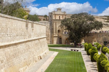 Malta, Mdina - 15 Nisan 2025: Barok Mdina Kapısı ve Ortaçağ Sessiz Şehri 'ni çevreleyen şehir duvarları. Tahkimatın etrafındaki güzel bahçeler