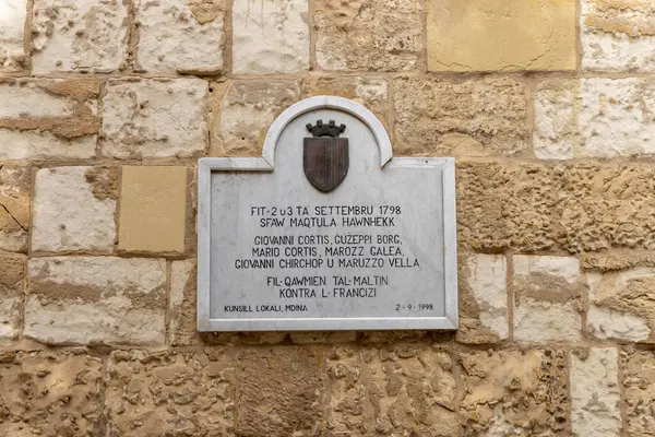 Malta, Mdina - 15 Nisan 2025: Torre dello Standardosu yakınlarındaki plaket, Eylül 1798 'deki ayaklanma sırasında öldürülen altı Maltalı' nın anısına
