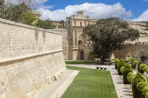 Malta, Mdina - 15 Nisan 2025: Barok Mdina Kapısı ve Ortaçağ Sessiz Şehri 'ni çevreleyen şehir duvarları. Tahkimatın etrafındaki güzel bahçeler