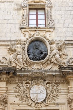 Malta, Mdina - 15 Nisan 2025: 18. yüzyıl Vilhena Sarayı 'nın (Magisterial Palace) dekoratif cephesi, Ana Kapı yakınında yer almaktadır. Şu anda Ulusal Doğal Tarih Müzesi 'ne ev sahipliği yapmaktadır.