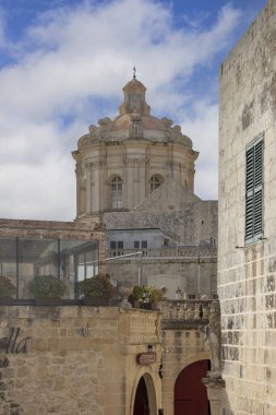 Malta, Mdina - 15 Nisan 2025: 12. yüzyıl St. Paul Katedrali 'nin Bastion Meydanı' ndan manzara, barok kilise