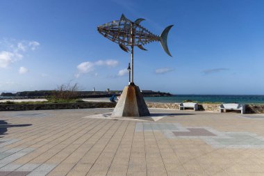 Tarifa, İspanya, Endülüs - 31 Mart 2025: Tuna Anıtı (Monumento del Atun), Punta de Tarifa yakınlarında yer alan rüzgar ve denizi sembolize eden kinetik metal ton balığı heykeli.