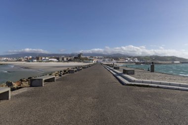 Tarifa, İspanya, Endalusya - 31 Mart 2025: İki deniz buluşma noktası (kısraklar Entre 'si), Akdeniz ile Atlantik arasındaki geçit, Punta de Tarifa, Avrupa' nın en güney noktası