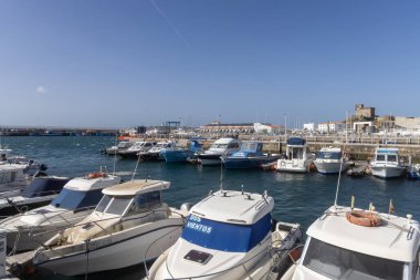 Tarifa, İspanya, Endülüs - 31 Mart 2025 Tarifa Limanı 'nın demirli tekneleriyle manzarası. Santa Catalina 'nın ortaçağ şatosundaki tepede