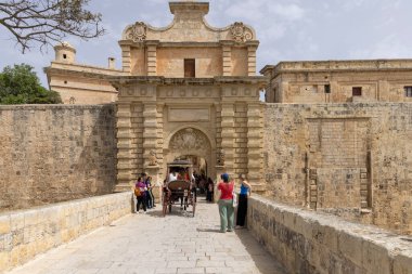 Malta, Mdina - 15 Nisan 2025: Aslan heykelleri ve ortaçağ duvarlarıyla Barok Ana Kapısı, güçlendirilmiş Sessiz Şehir 'e tarihi giriş
