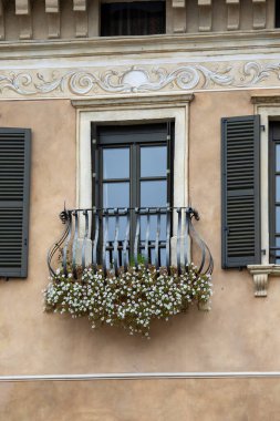 Salo, Garda Gölü, İtalya - 1 Ekim 2018: Süslü demirden balkon ve rahatlama içeren dekoratif eski konak cephesi 