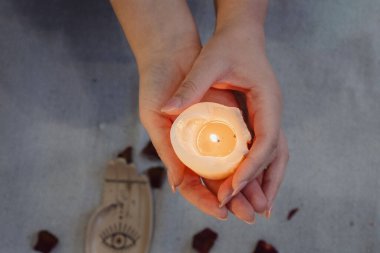 Ateşli mumlar kadınların ellerinde esrarengiz arka planda