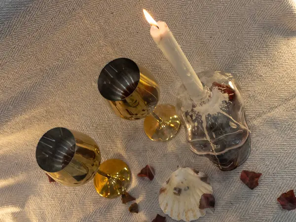 Mum, şarap bardağının yanında yanıyordu. Esrarengiz Arkaplan