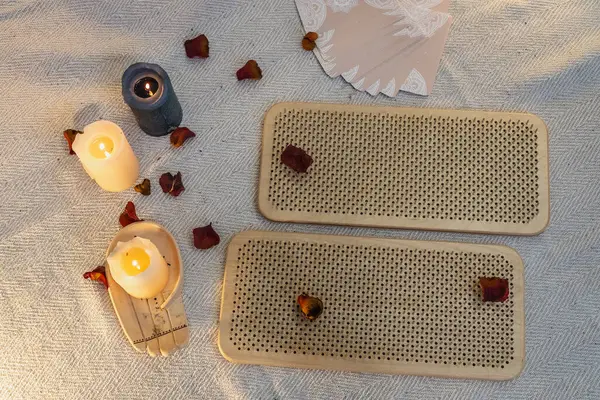 Sadhu tahtaları ve mumlar esrarengiz arka planda