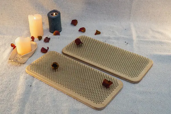 Sadhu tahtaları ve mumlar esrarengiz arka planda