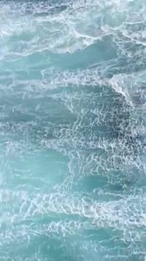 Yolcu gemisinden beyaz köpüklü su izi. Pasifik Okyanusu 'nun mavi suyu. Güneşli bir günde büyük dalgalar ve açık okyanus dalgaları. Bir yolcu gemisinden görüntü.