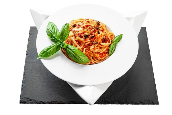 スパゲティマグロパスタバジルプレート三角形のスレートテーブルはかなり白い背景に食欲をそそります孤立した食事 — ストック写真