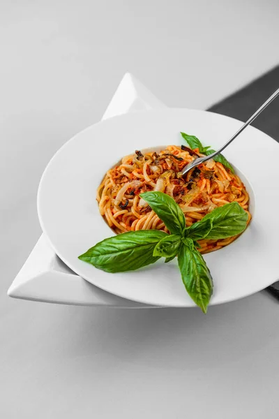 Spaghetti Thon Pâtes Basilic Assiette Triangle Forme Ardoise Table Joli — Photo
