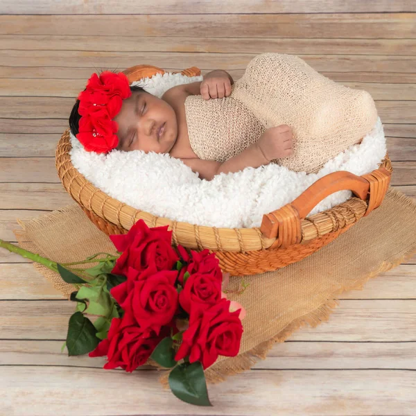睡房的女婴拍下玫瑰和篮子放在木地板上 — 图库照片