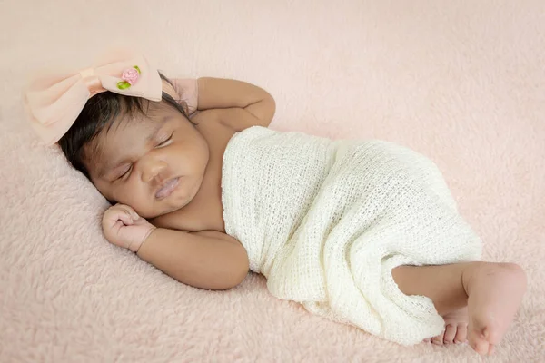 新生女婴印度工作室设置软垫粉红头巾 — 图库照片