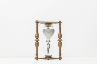 Kum saati zaman ayarı tarihi eski beyaz arkaplan temiz boş alan