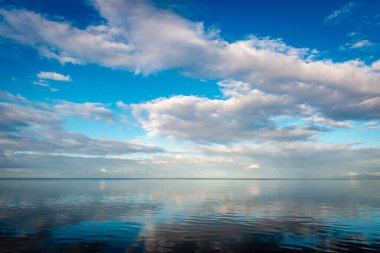 Sakin deniz ve gökyüzü yansıması şafak vakti Trinidad ve Tobago 'da açık uzay yüzeyi sahnesi