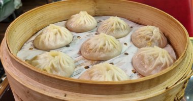 Bambu tepside Şangay kahvaltısı köftesi.