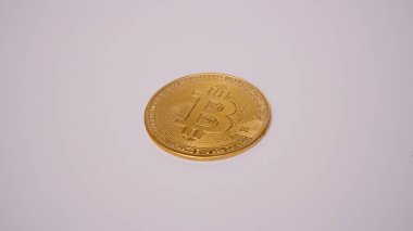Beyaz arkaplanda Bitcoin para 