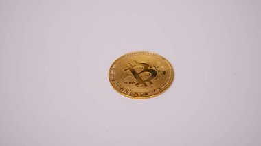 Beyaz arkaplanda Bitcoin para 